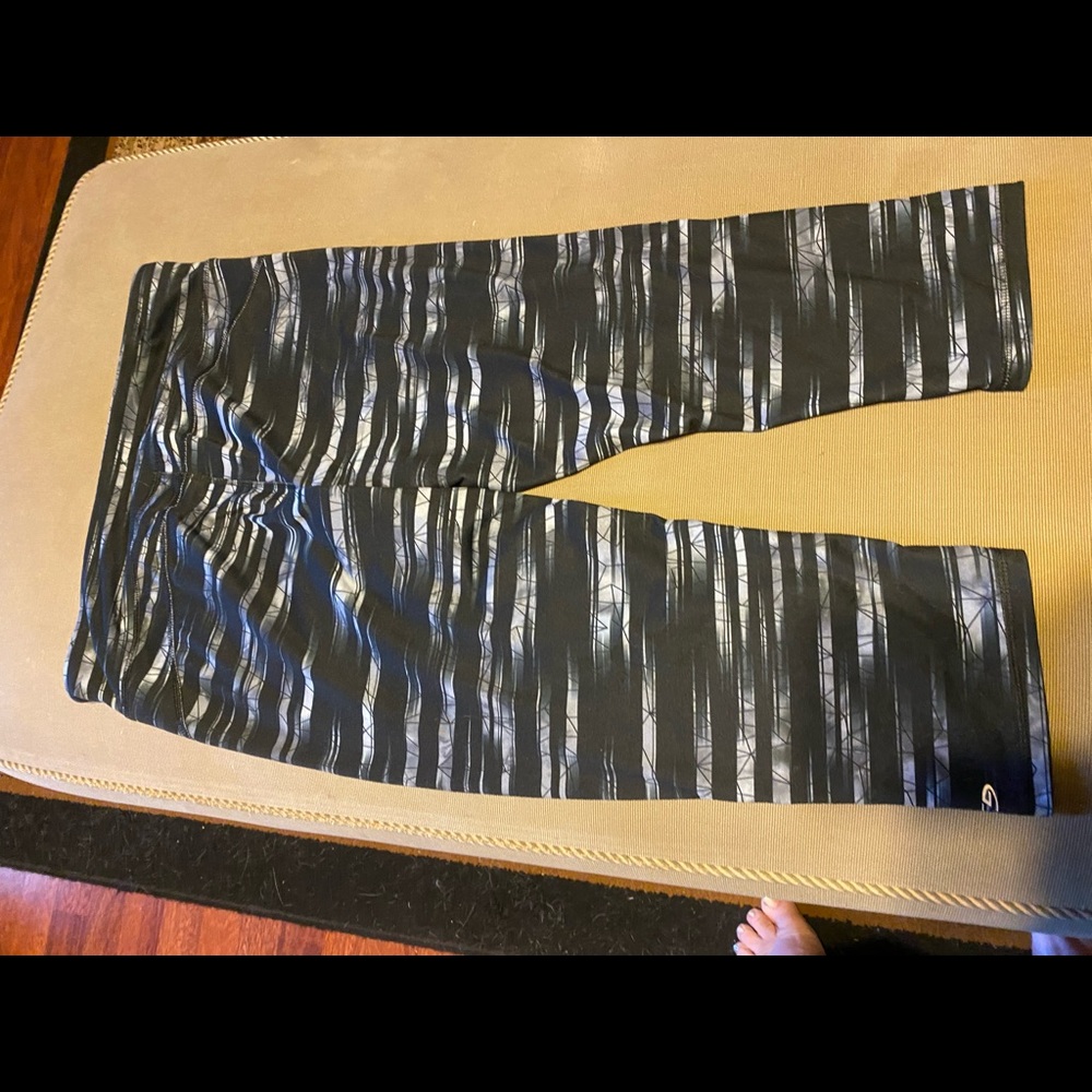 Active capris - Picture 3 of 3